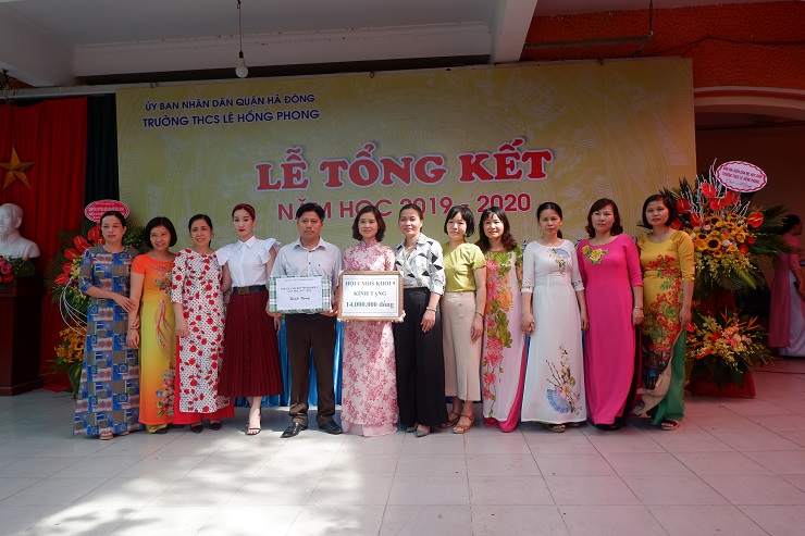 Trao tặng quà giáo viên lớp 9