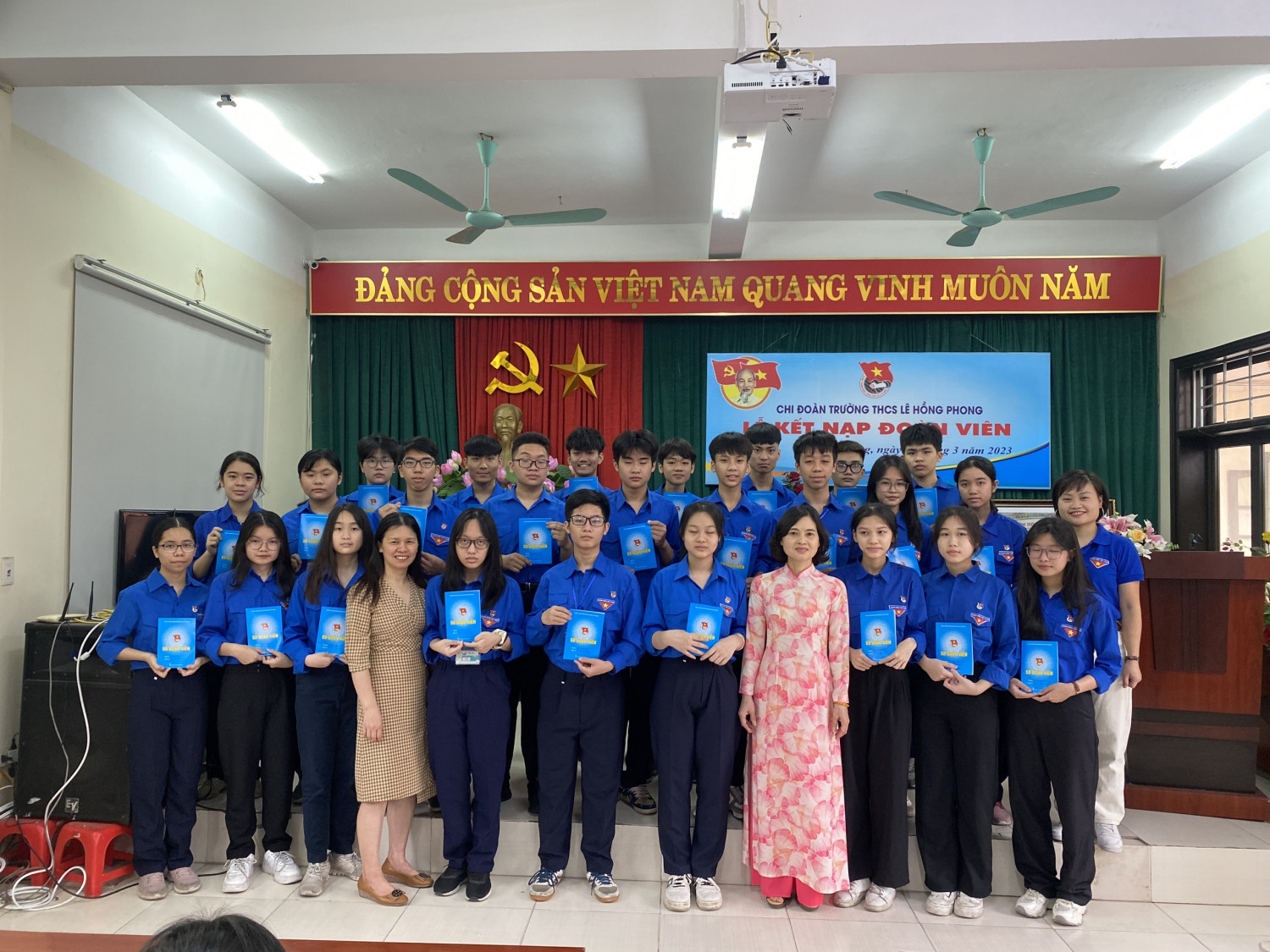 TỔ CHỨC LỄ KẾT NẠP ĐOÀN VIÊN CHO 61 ĐỘI VIÊN ƯU TÚ NĂM 2023