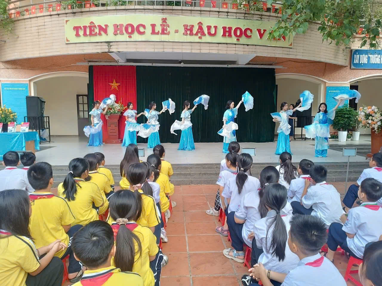 CHÀO MỪNG KỈ NIỆM 95 NĂM NGÀY PHỤ NỮ VIỆT NAM 20/10 VÀ GIỚI THIỆU SÁCH “ ĐỪNG NGẠI NÓI LỜI CẢM ƠN - ĐỪNG SỢ NÓI LỜI XIN LỖI!”