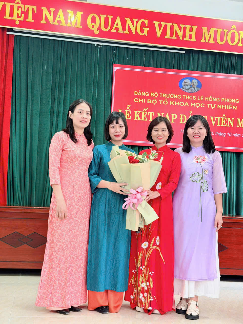 LỄ KẾT NẠP ĐẢNG VIÊN MỚI – NIỀM VINH DỰ CỦA CÔ GIÁO NGUYỄN THANH HƯỜNG, CHI BỘ TỔ KHTN TRƯỜNG THCS LÊ HỒNG PHONG